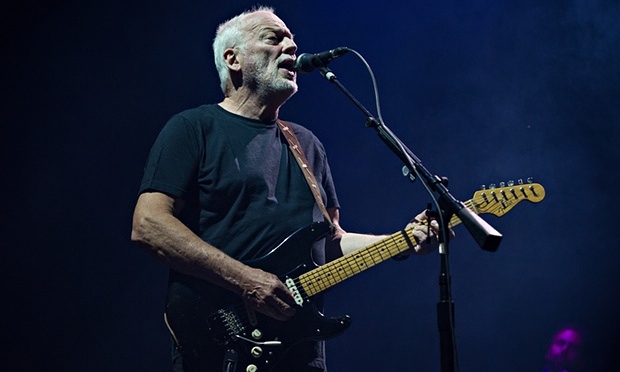 David-Gilmour-performing--010